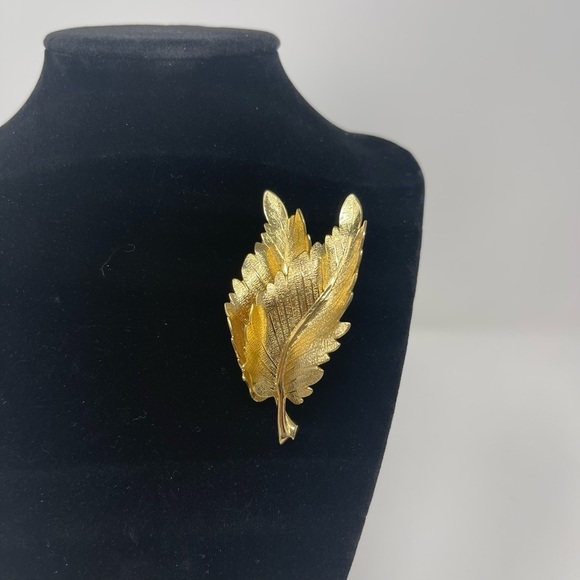 Vintage Gold Tone Textured Dual Leaf Brooch - Picture 2 of 9